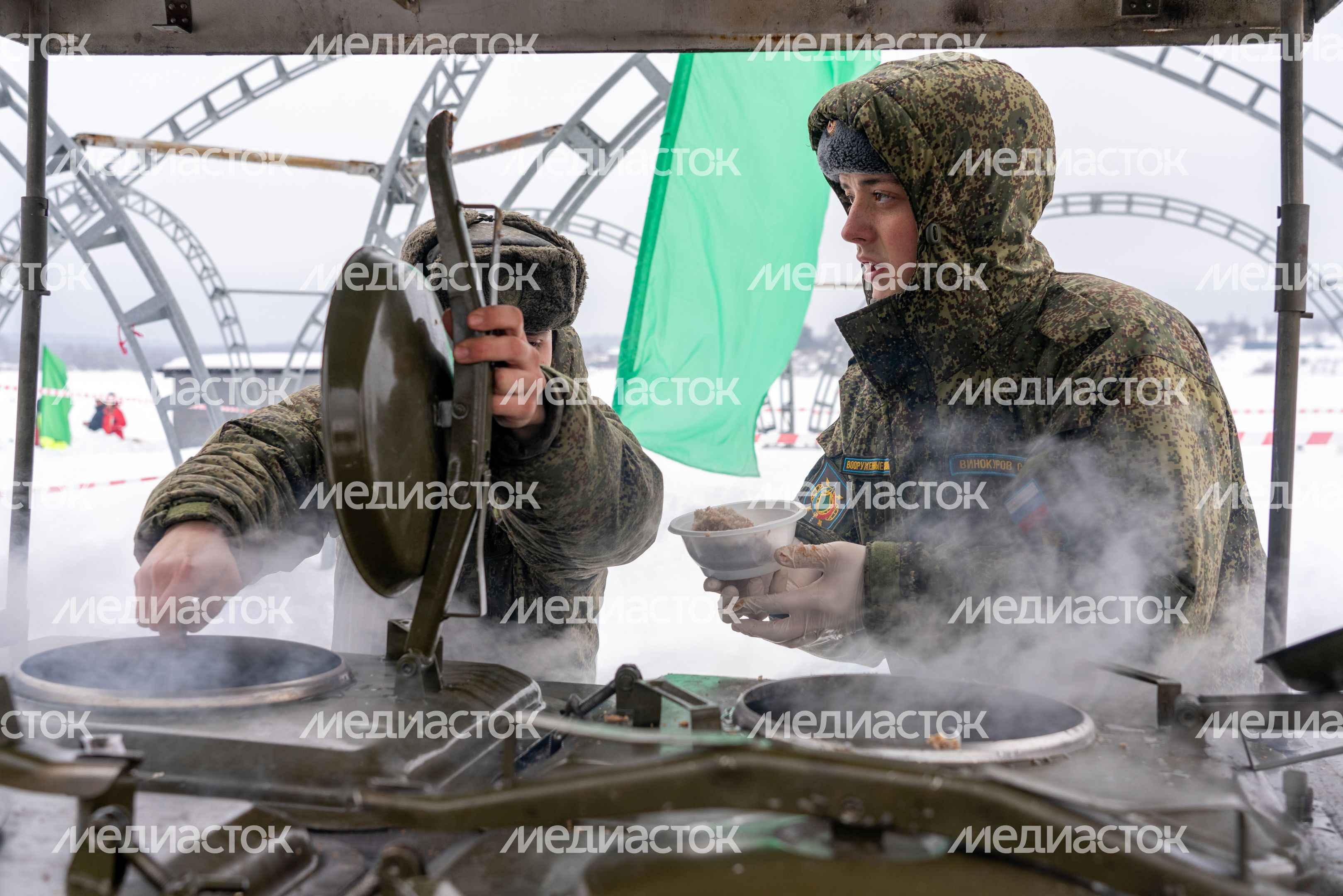 Солдатской кашей угощали участников зимней рыбалки на Озернинском водохранилище в Рузском округе Солдатской кашей угощали участников зимней рыбалки на Озернинском водохранилище в Рузском округе
