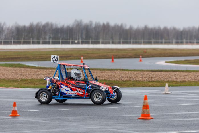 Детский заезд на мини-багги на гоночной трассе ADM Raceway в Мячково