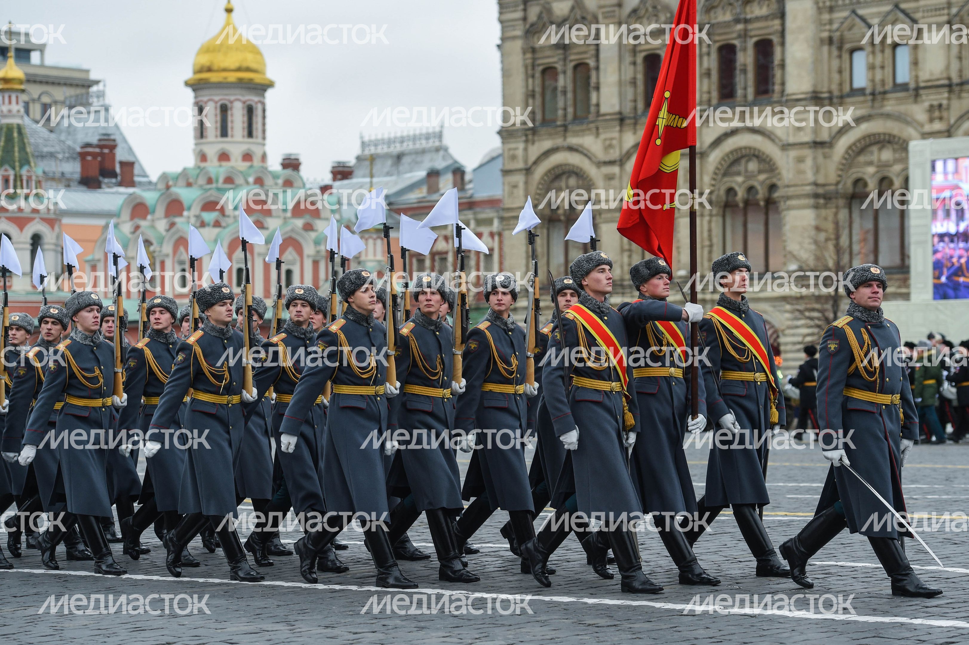 Торжественный марш в честь парада 1941 года на Красной площади в Москве