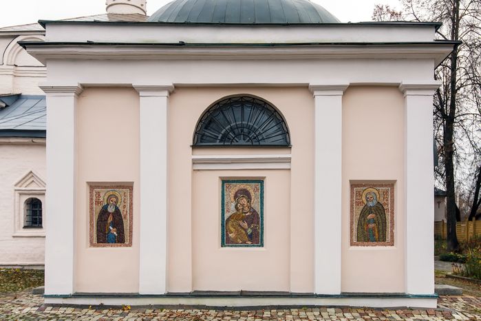 Церковь Спаса Нерукотворного Образа в Долгопрудном осенью