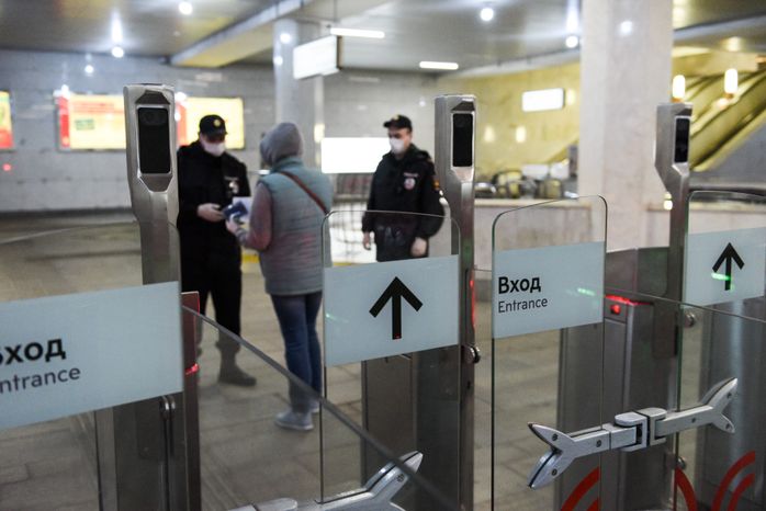 Проверка электронных пропусков в московском метро