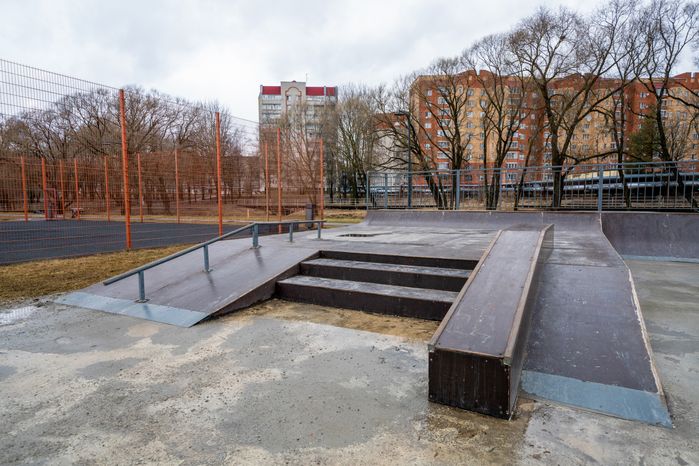 Весна в парке у набережной реки Песочной в Истре
