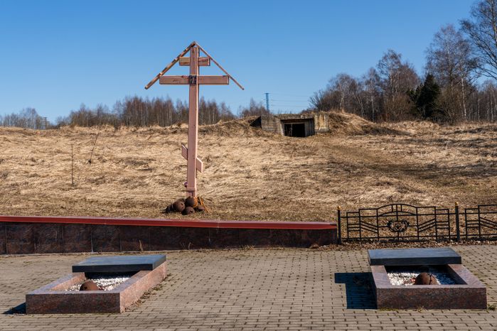 Братская могила рядом с церковью Покрова Пресвятой Богородицы в селе Ельня Можайского округа