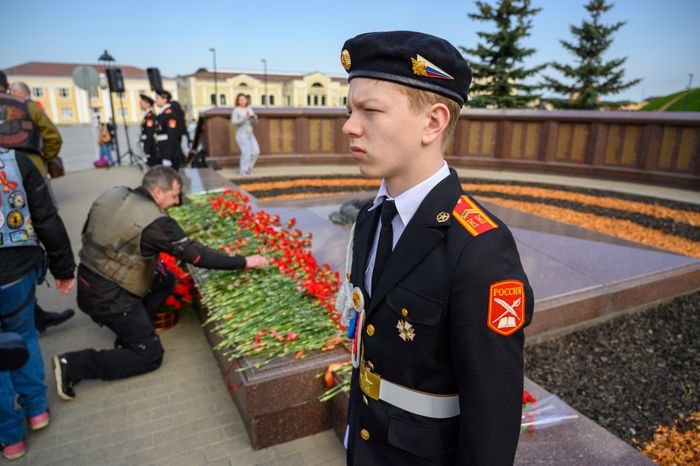 Возложение цветов к мемориалу в Дмитровском округе в преддверие Дня Победы
