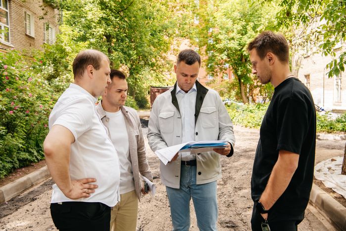 Всеволод Волосевич оценил выполнение работ по благоустройству дворовых территорий и «народных троп»