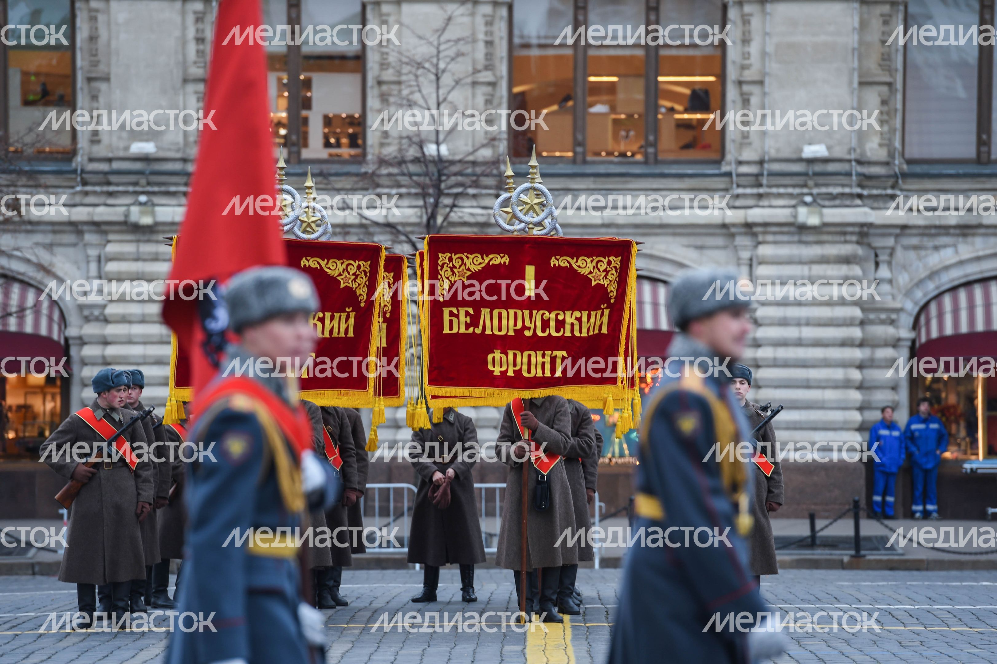 Торжественный марш в честь парада 1941 года на Красной площади в Москве