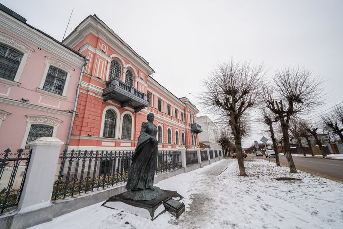 Памятник Анне Мараевой у Серпуховского историко-художественного музея