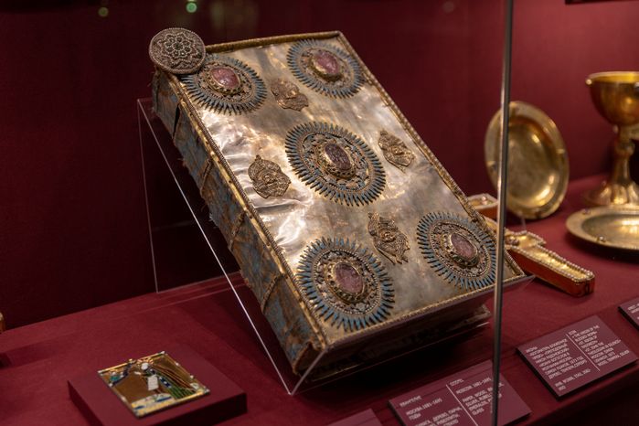 Ризница. Экспозиция Реликвия и сокровища Троице-Сергиева монастыря XI-XVII веков