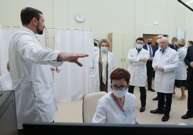 Андрей Воробьев и Валентина Матвиенко посетили Институт ядерной медицины в Химках