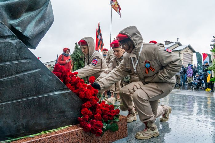 Возложение цветов к памятнику воинам Красной Армии на закрытии поискового сезона «Вахта памяти-2025» в Истре