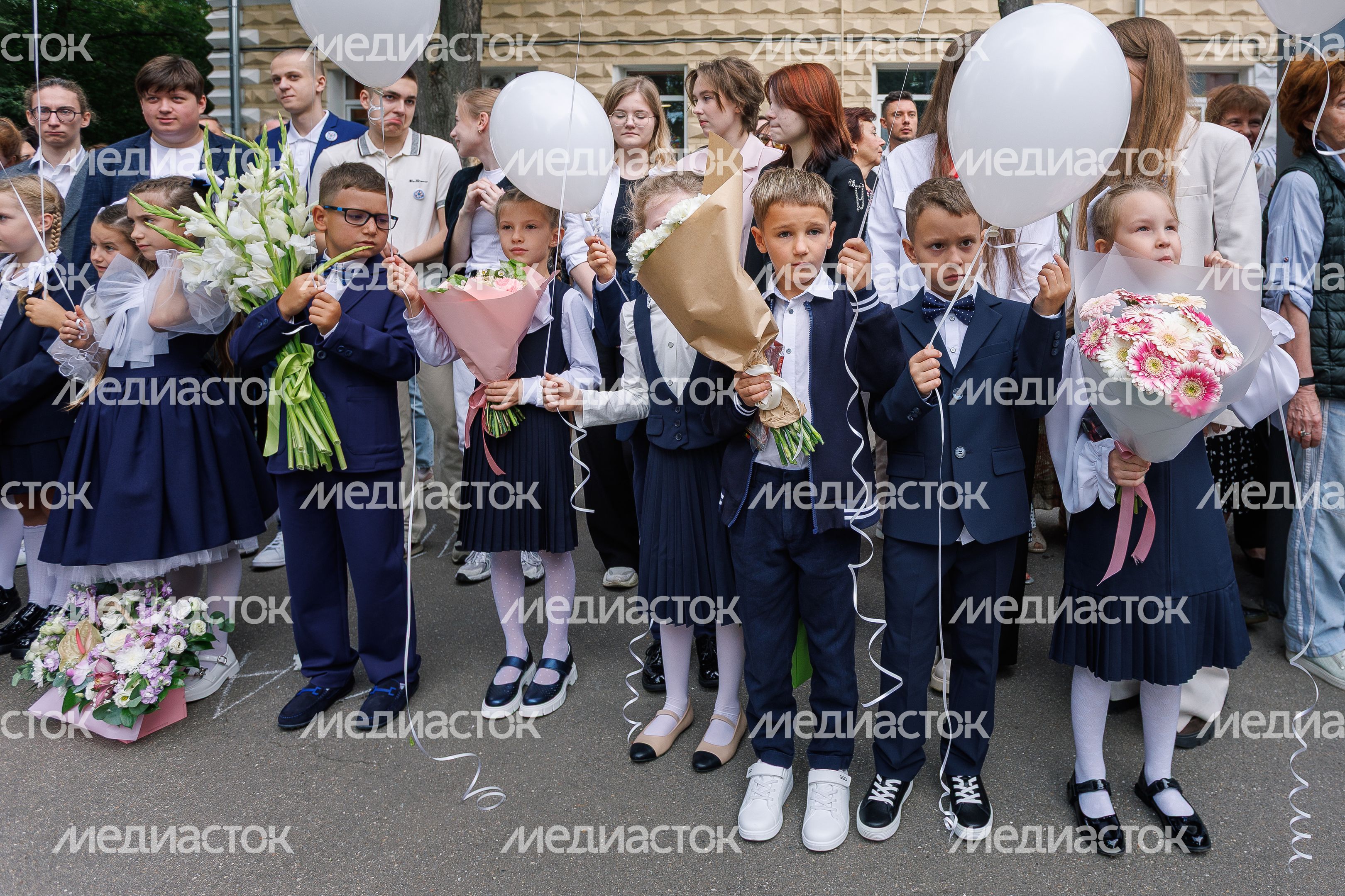 Первоклассники 1 сентября на линейке в школе Первоклассники 1 сентября на линейке в школе