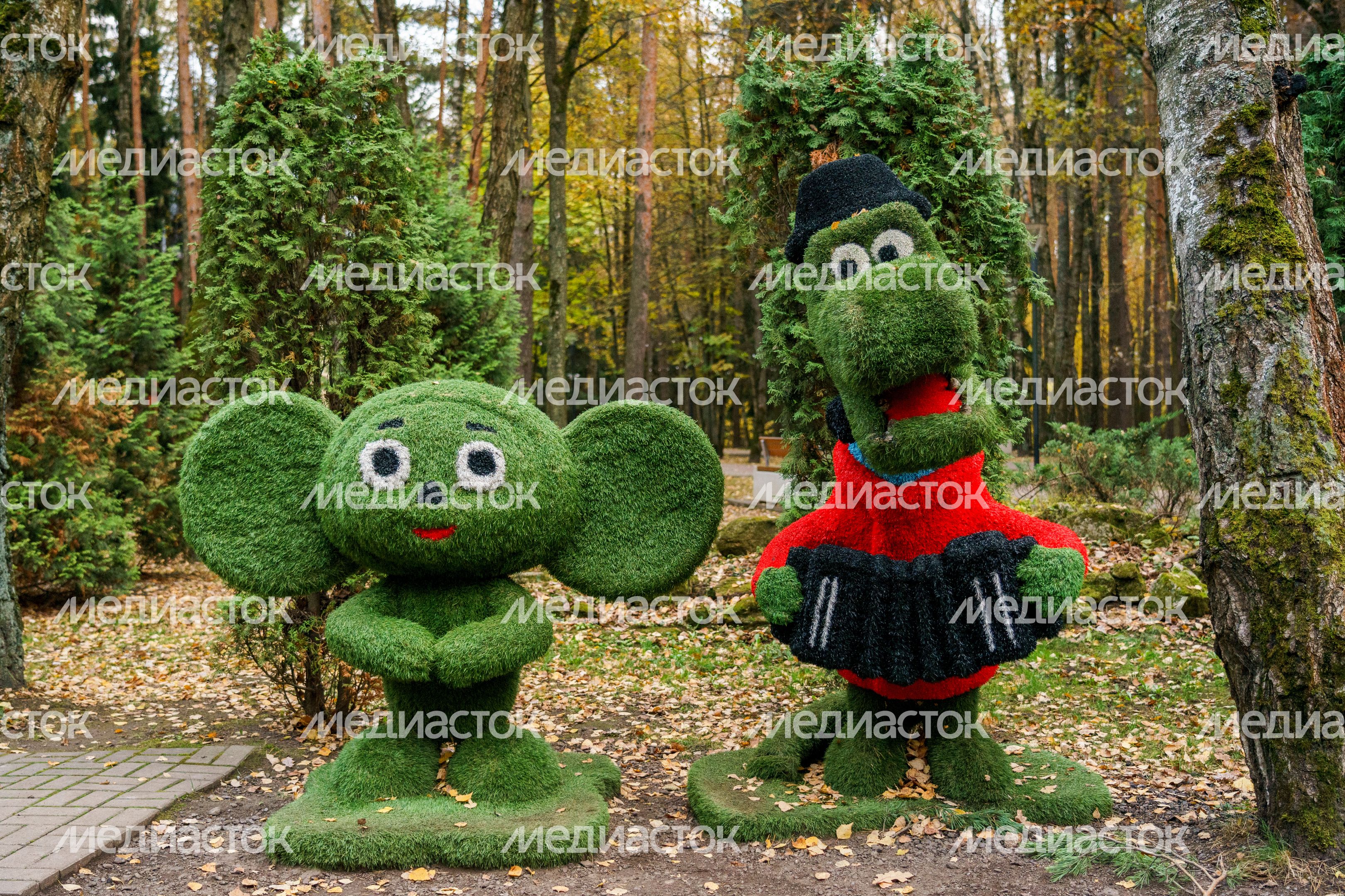Гена и Чебурашка в Домодедовском осеннем парке культуры и отдыха «Елочки» Гена и Чебурашка в Домодедовском осеннем парке культуры и отдыха «Елочки»