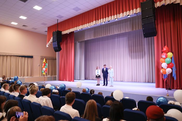Андрей Воробьев посетил торжественную линейку в новой зарайской школе