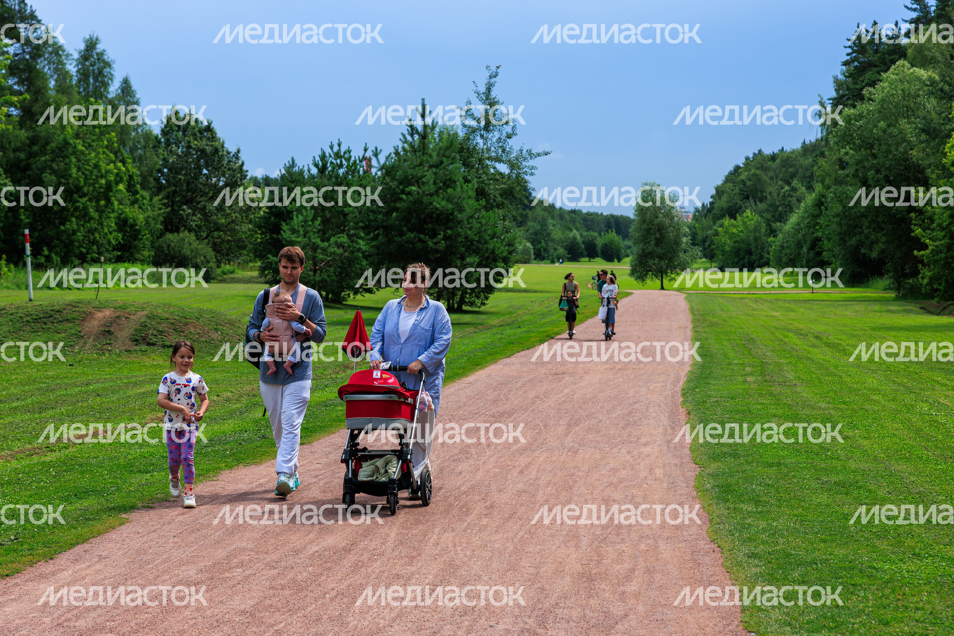 Семья с детьми в Мещерском парке в Одинцово летом Семья с детьми в Мещерском парке в Одинцово летом