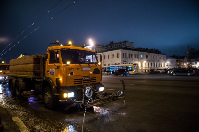 Помывка дорог после зимы в Москве