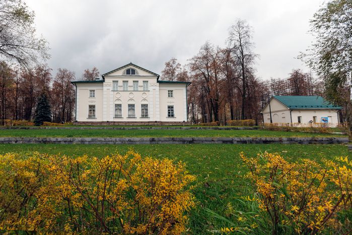 Усадьба Белая Дача в Котельниках осенью