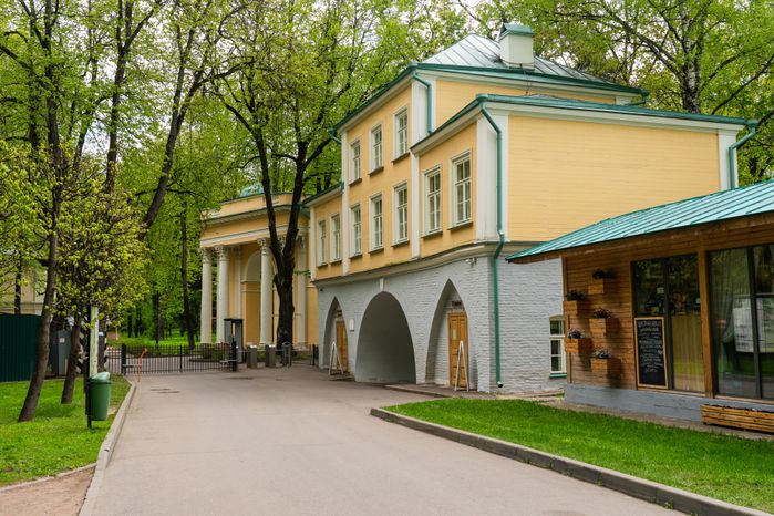 Кладовая над оврагом в усадьбе Архангельское