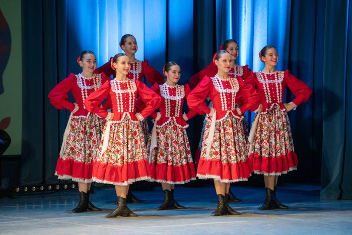 Танцы народов России на сцене ДК «Подмосковье» в Красногорске на фестивале ко Дню народного единства