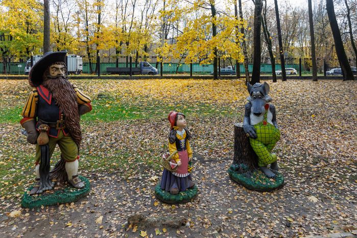 Аллея сказок в Центральном парке культуры и отдыха в Ногинске осенью