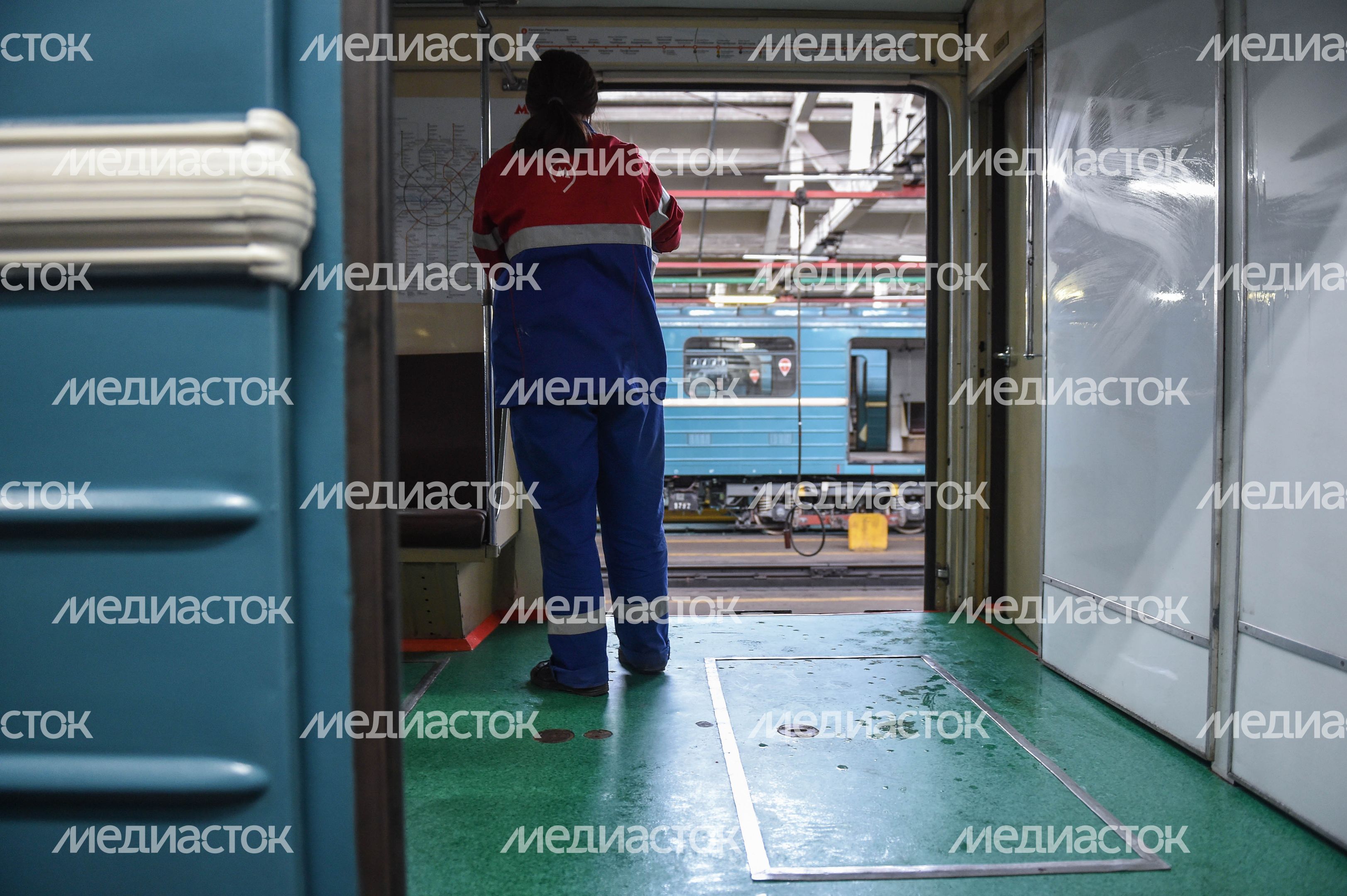 Кварцевание и мытье вагонов метро