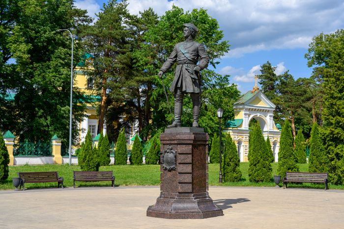 Скульптурная композиция «Петр I» в Никольском парке города Лосино-Петровский