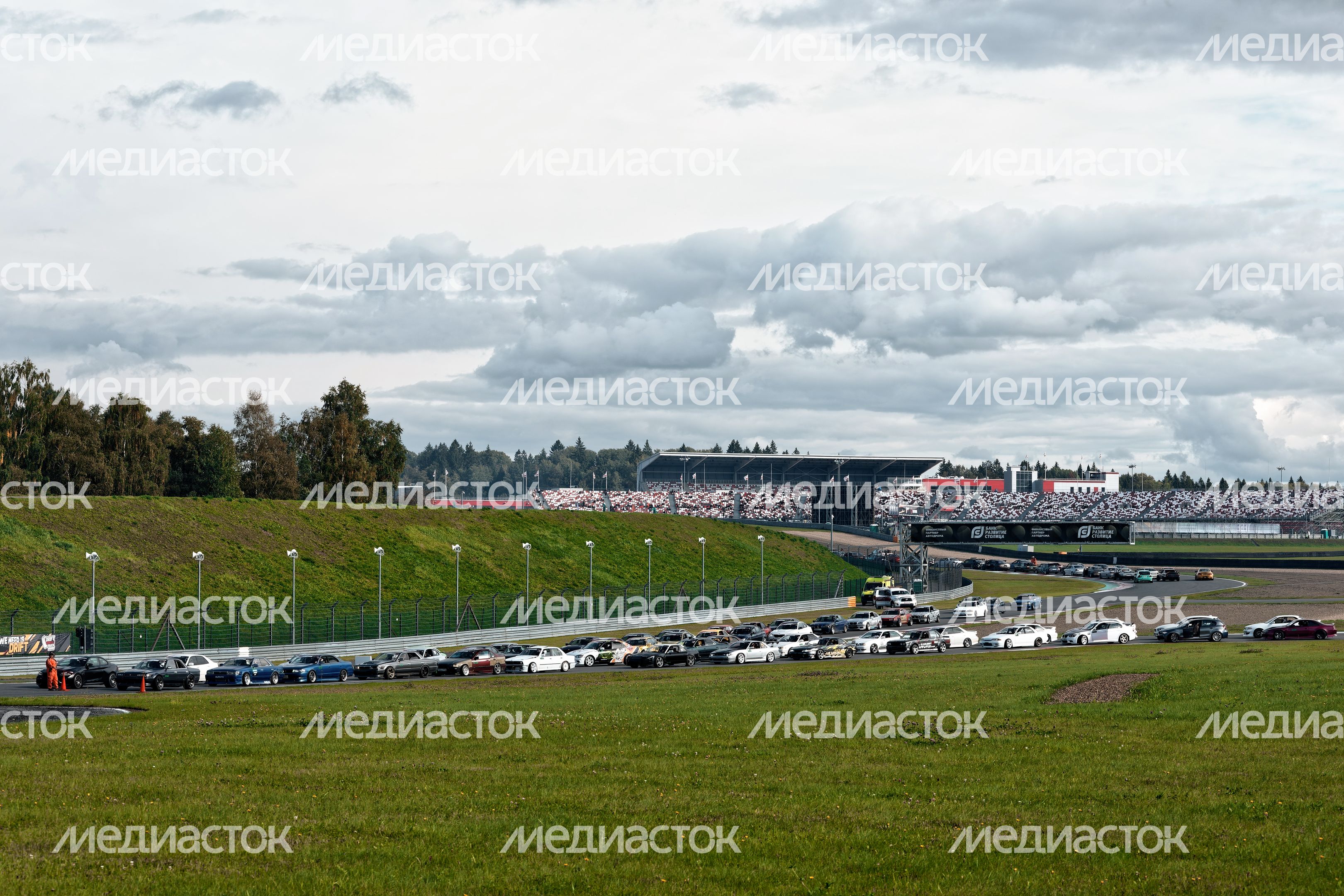 Дрифт-гонка автомобилей по автодрому Moscow Raceway на фестивале «Дрифт Экспо» в Волоколамске Дрифт-гонка автомобилей по автодрому Moscow Raceway на фестивале «Дрифт Экспо» в Волоколамске