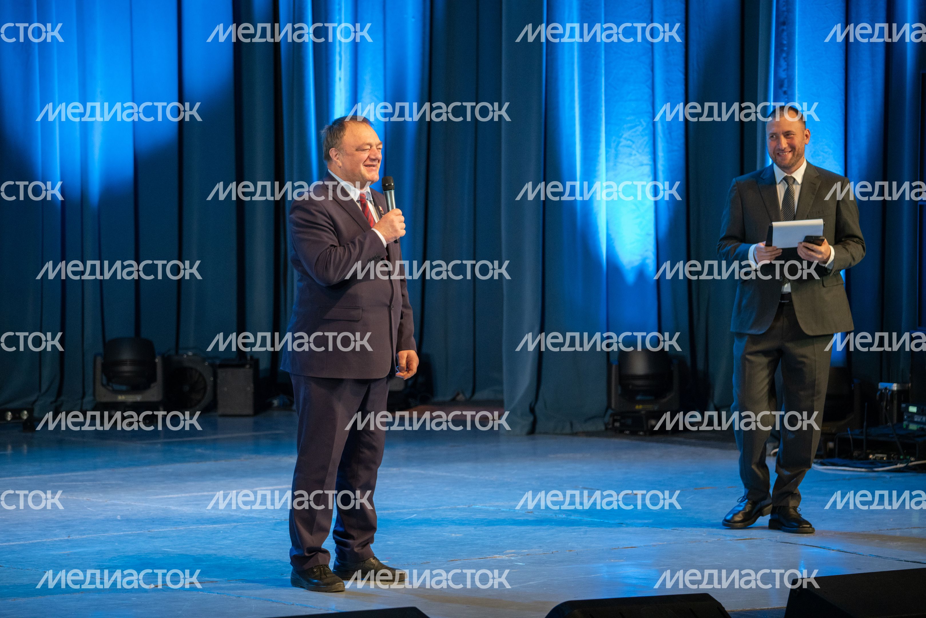 Награждение на сцене ДК «Подмосковье» в Красногорске на фестивале ко Дню народного единства Награждение на сцене ДК «Подмосковье» в Красногорске на фестивале ко Дню народного единства