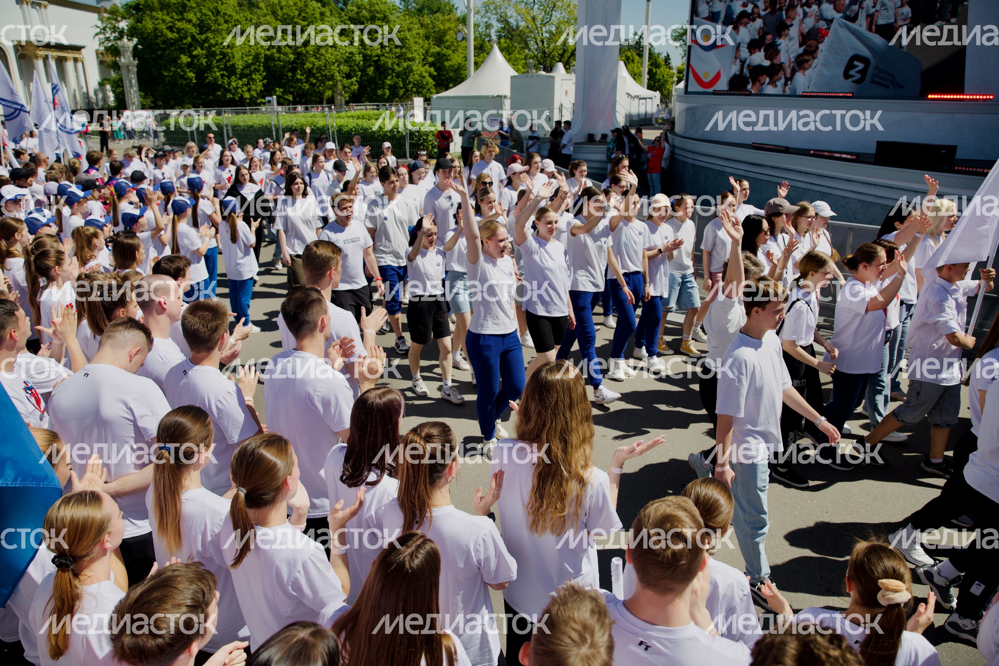 Подмосковные спортсмены с семьями присоединились к параду-шествию на ВДНХ
