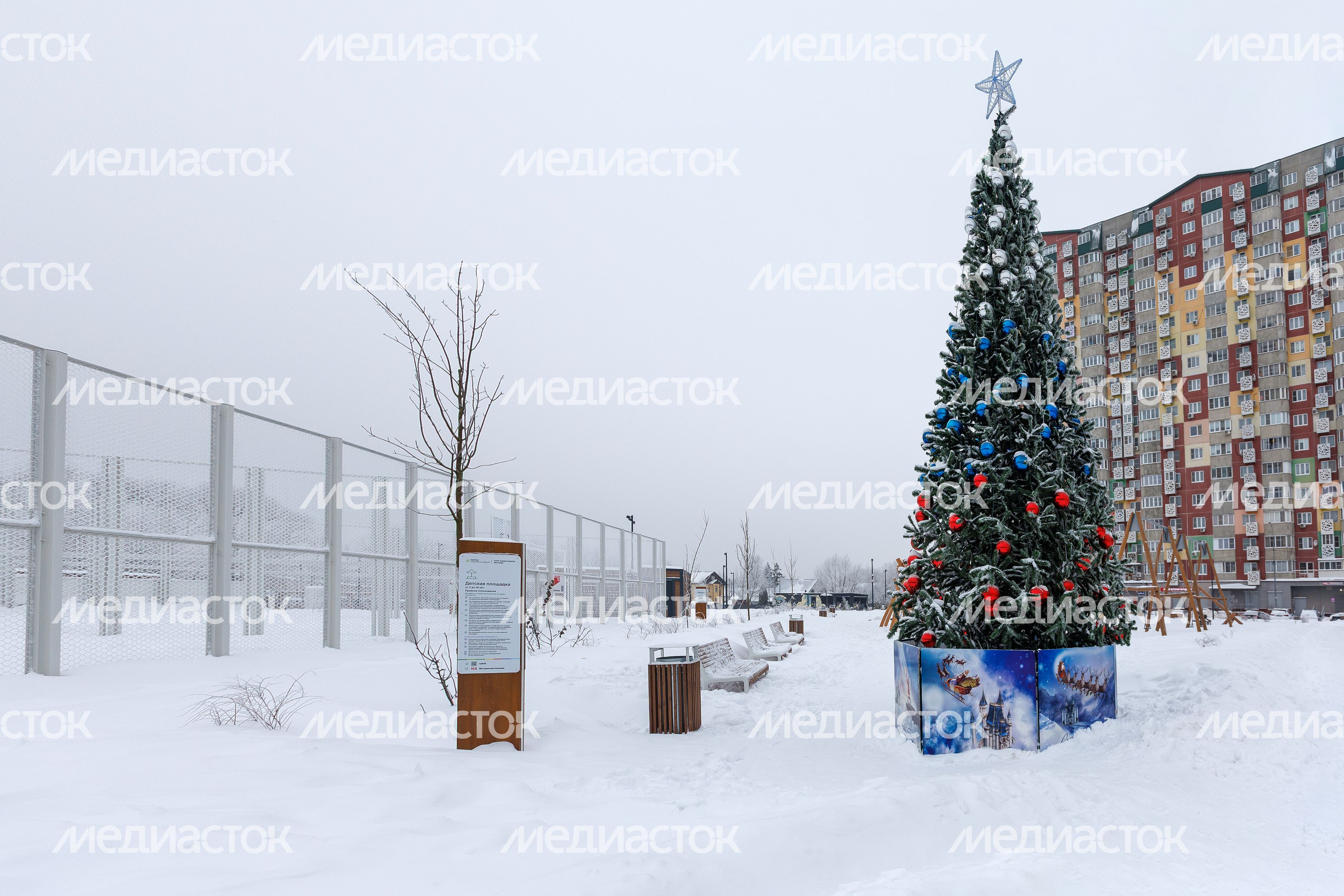 Новогодняя елка в сквере Защитников Москвы в Лобне