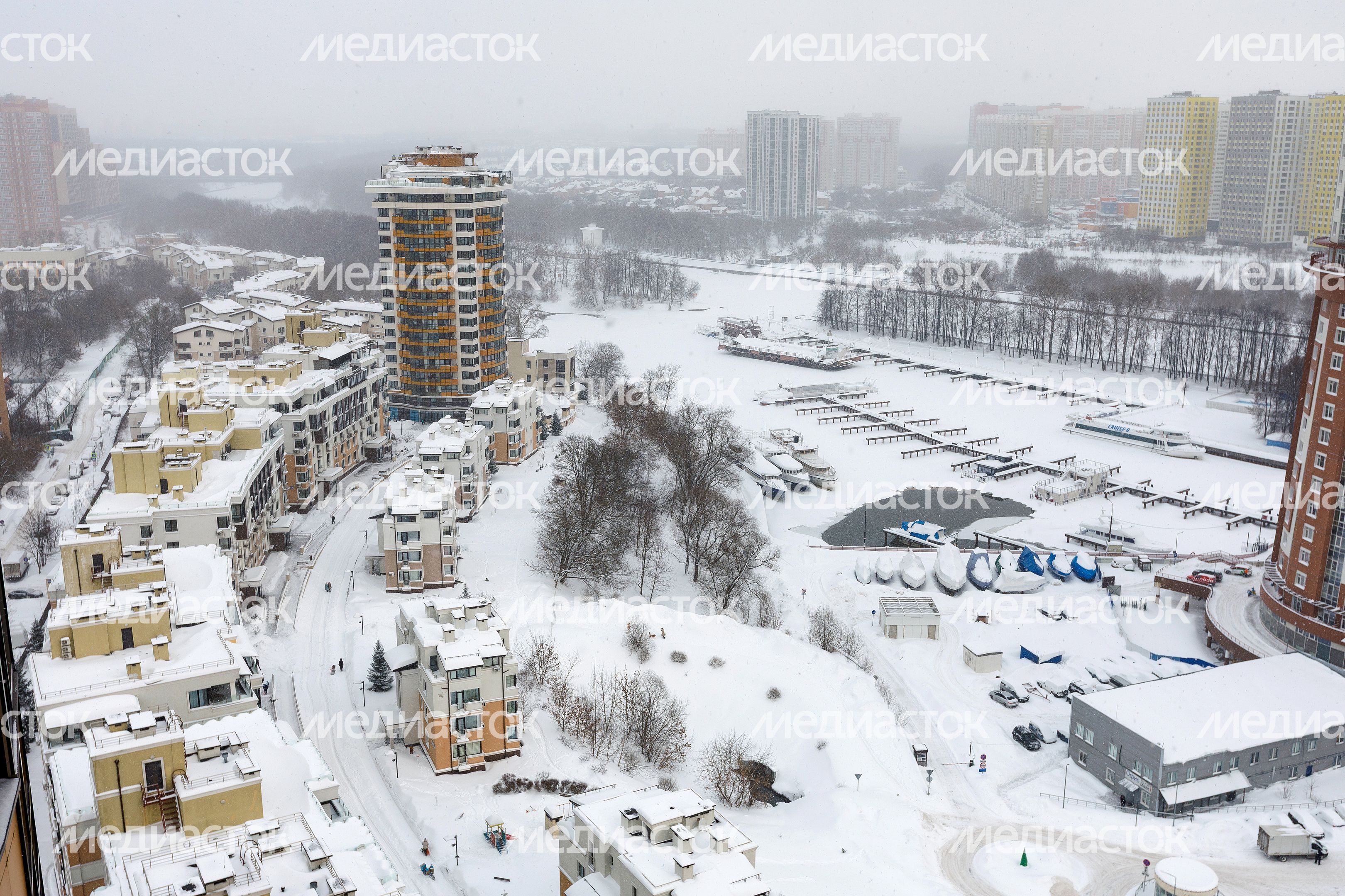 Зимние виды многоэтажек города Химки