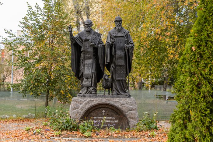 Котельники. Памятник святителям Спиридону Тримифунтскому и Николаю Чудотворцу
