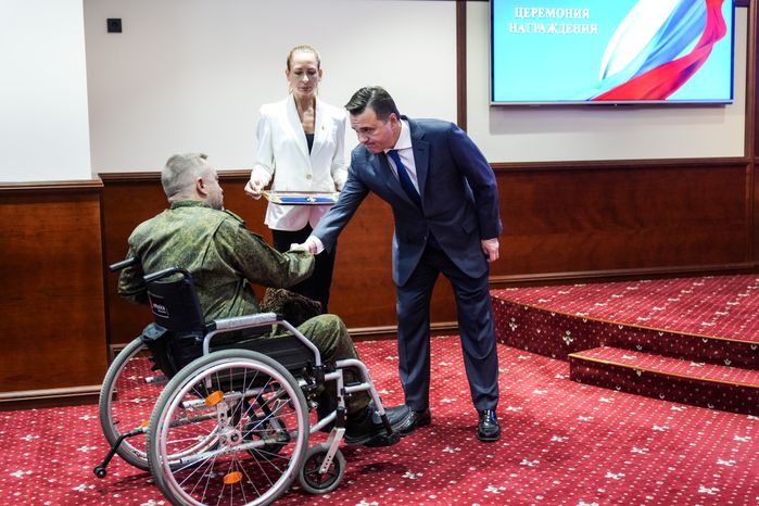 Андрей Воробьев вручил награды бойцам подразделений БАРС