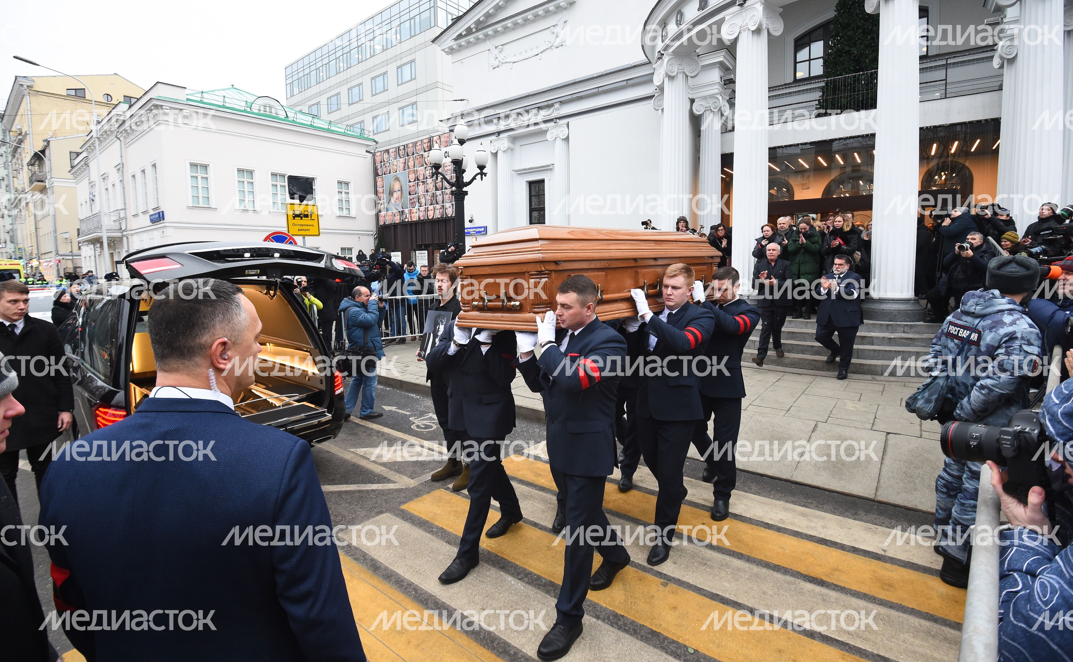 Церемония прощания с Галиной Волчек