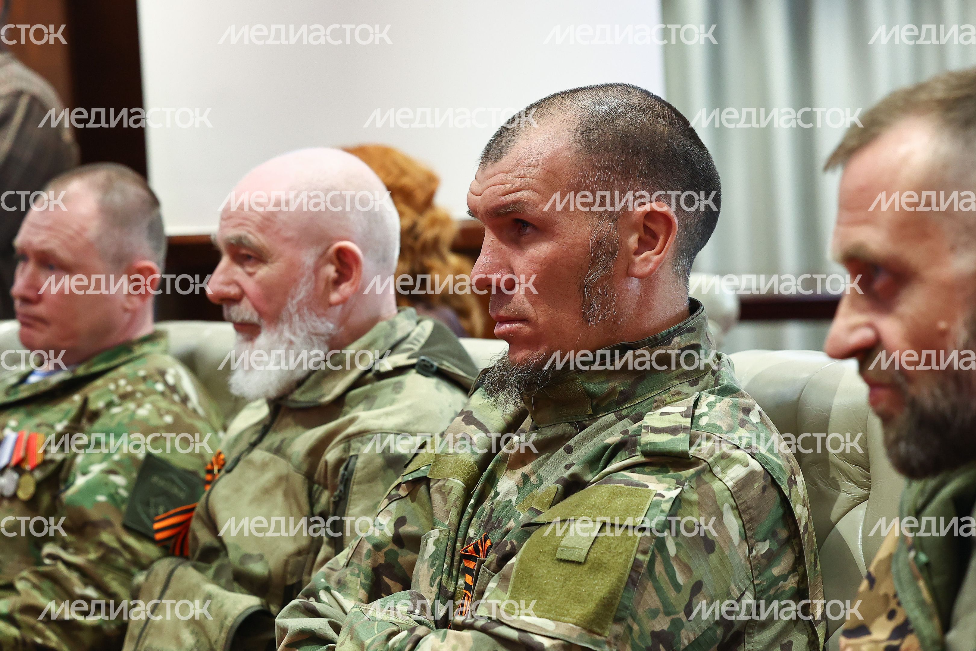 Губернатор вручил государственные награды добровольцам отряда БАРС