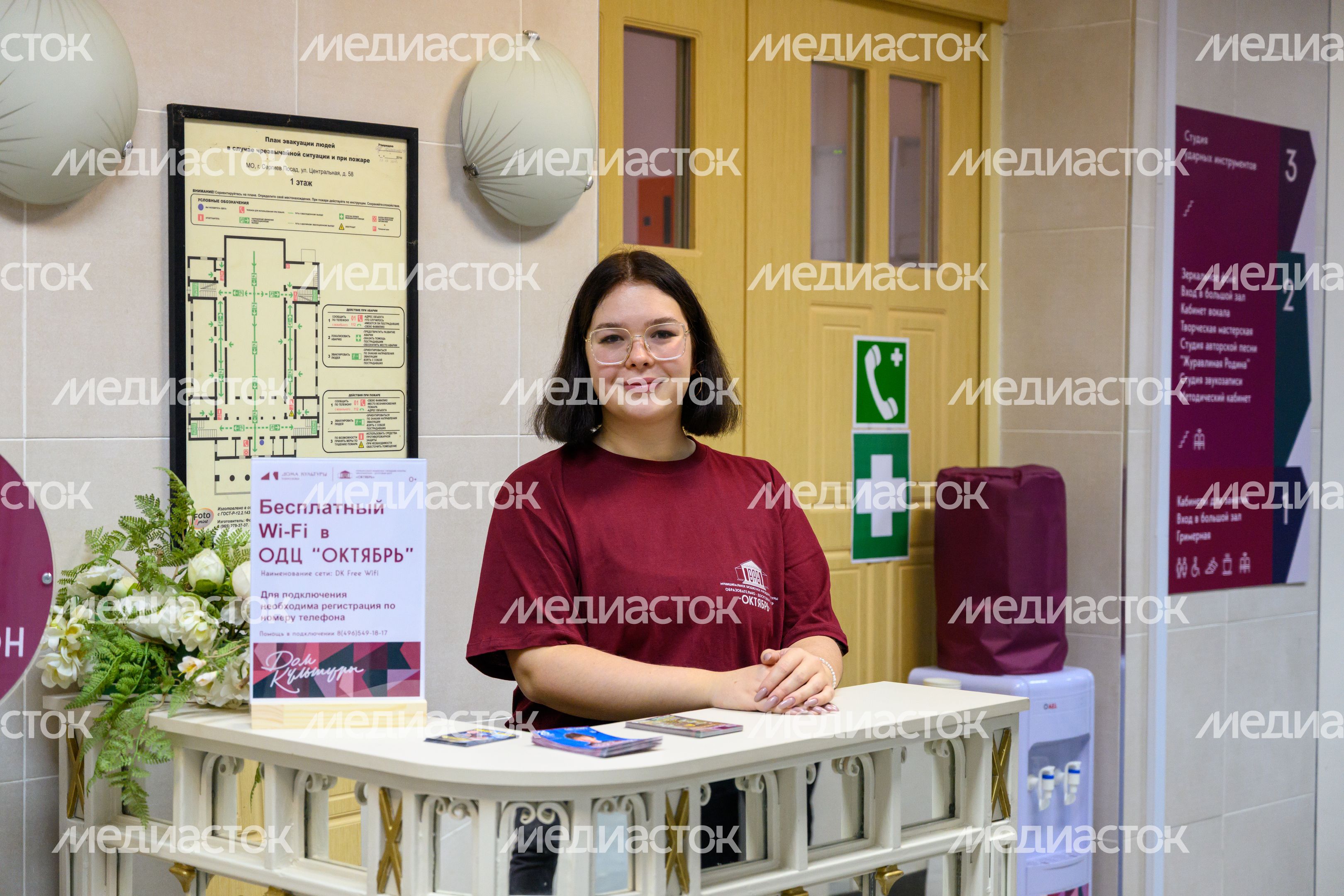 Сотрудник Образовательно-досугового центра «Октябрь» в Сергиевом Посаде в брендированной одежде Сотрудник Образовательно-досугового центра «Октябрь» в Сергиевом Посаде в брендированной одежде