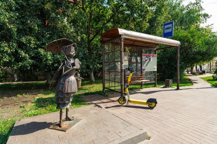Жанровая скульптура «Муха-Цокотуха» на улице Михалевича в Раменском
