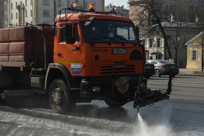 Дороги и тротуары в Москве вымыли с шампунем 