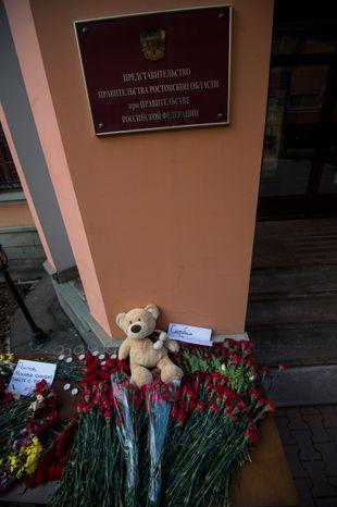 Москвичи несут цветы в знак скорби по погибшим в авиакатастрофе в Ростове-на-Дону