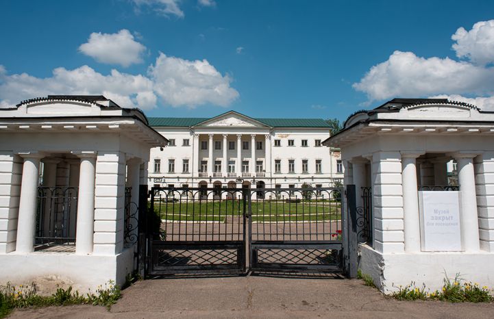 Весенние виды усадьбы Ивановское