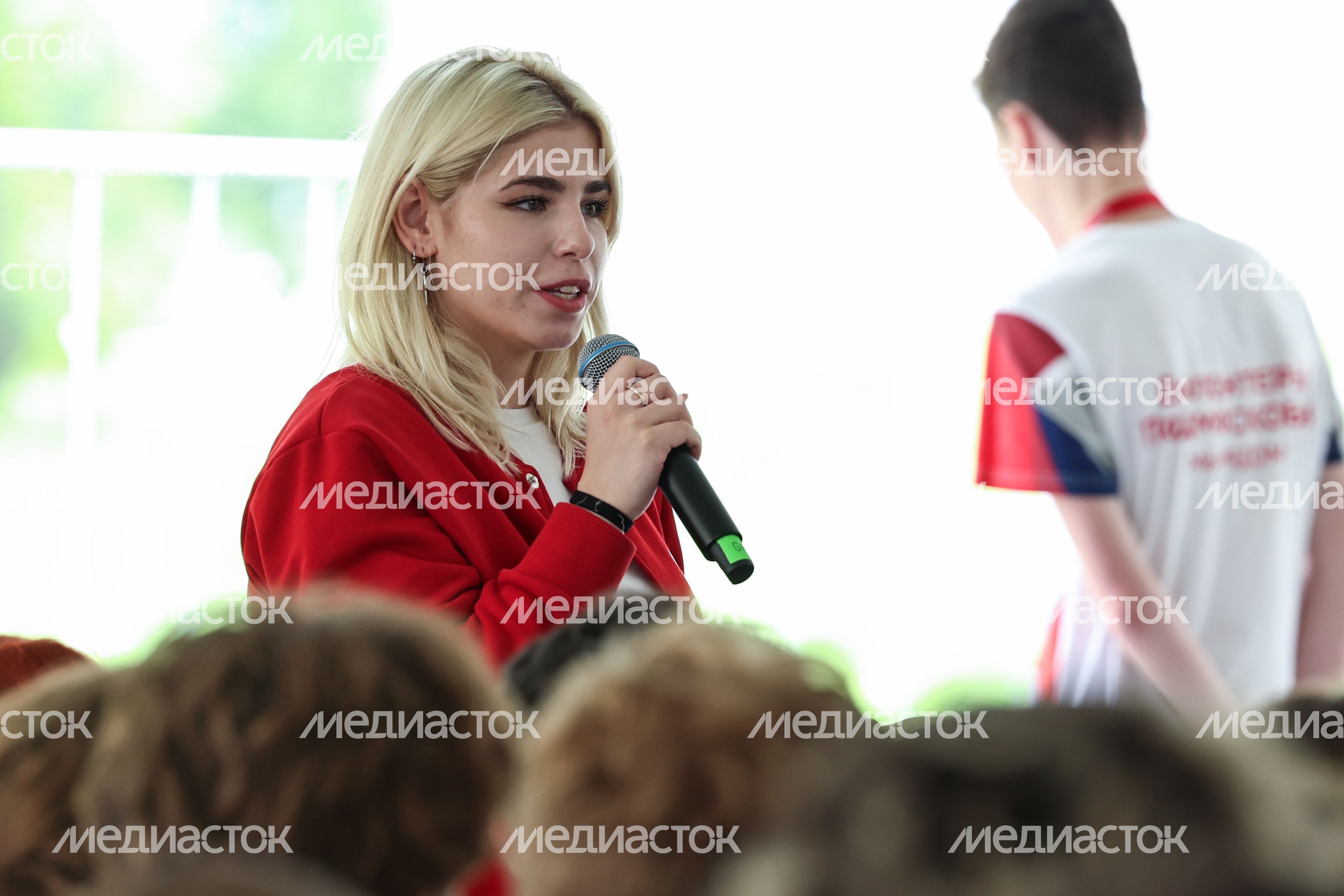 Панельная дискуссия с волонтерами-героями, устранявшими последствия чрезвычайных ситуаций Панельная дискуссия с волонтерами-героями, устранявшими последствия чрезвычайных ситуаций