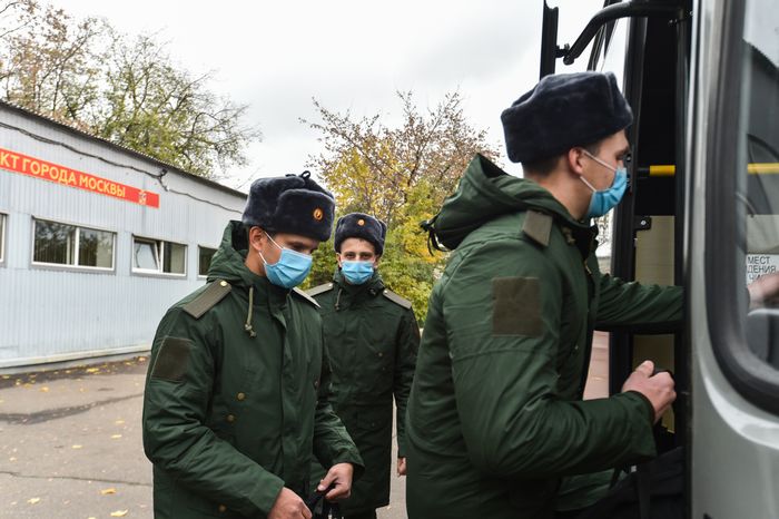 Отправка призывников к местам прохождения военной службы с городского сборного пункта Военного комиссариата города Москвы