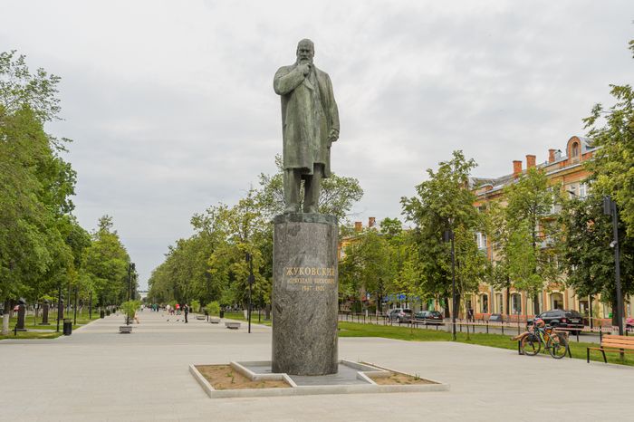 Памятник Н.Е. Жуковскому