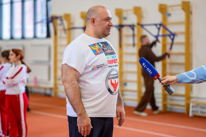 Русский Халк Сергей Агаджанян провел открытую тренировку по силовому экстриму для молодых спортсменов в Люберцах