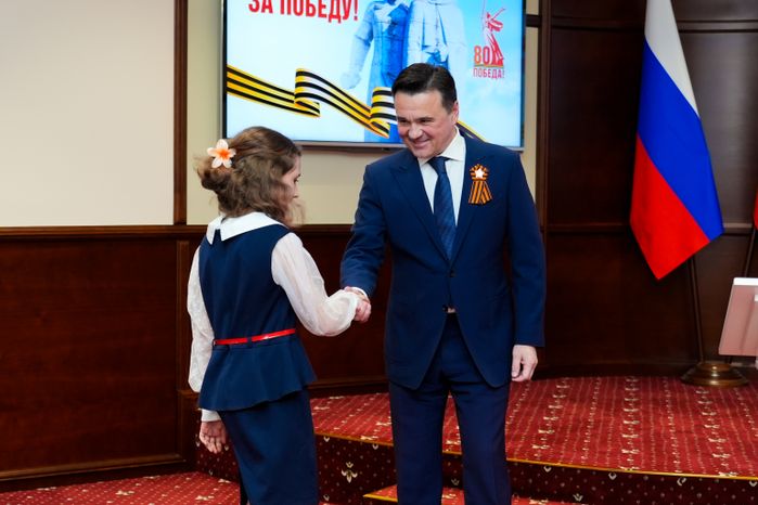 Андрей Воробьев вручил госнаграды подмосковным добровольцам из отряда БАРС