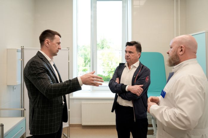 Андрей Воробьев проверил готовность детской поликлиники в Чехове к открытию
