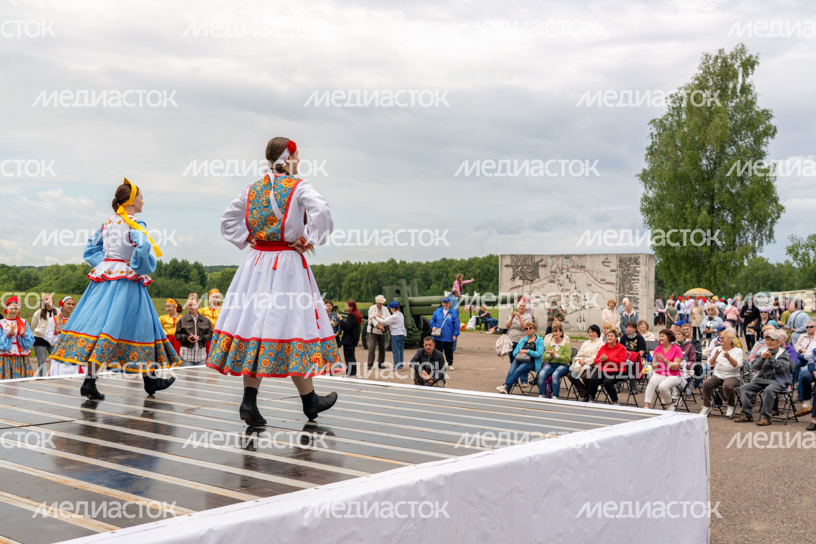 Развлекательная программа для гостей гастрономического фестиваля «Каша из топора на полях Бородина» на Бородинском поле