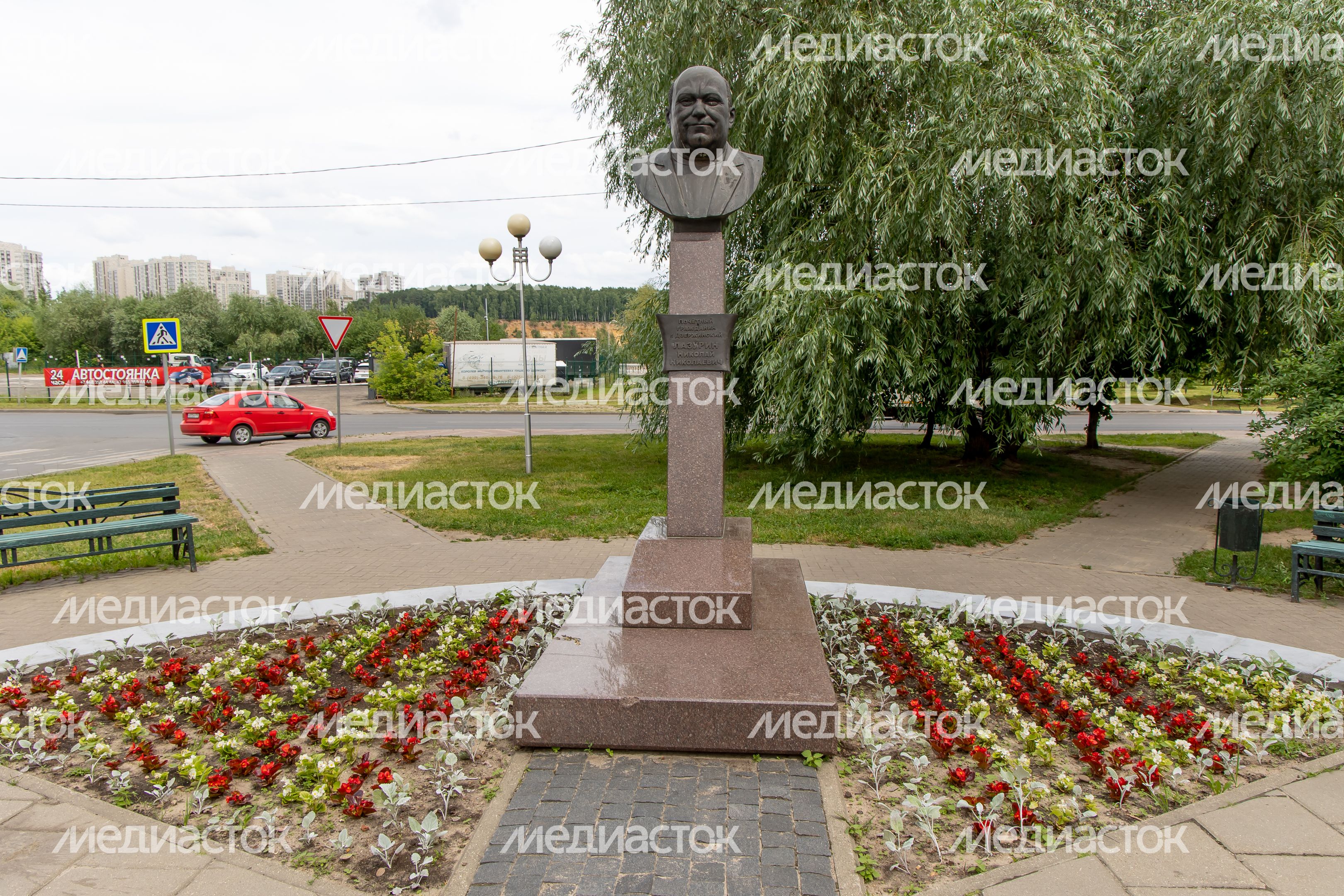 Памятник Н.Н. Лазурину