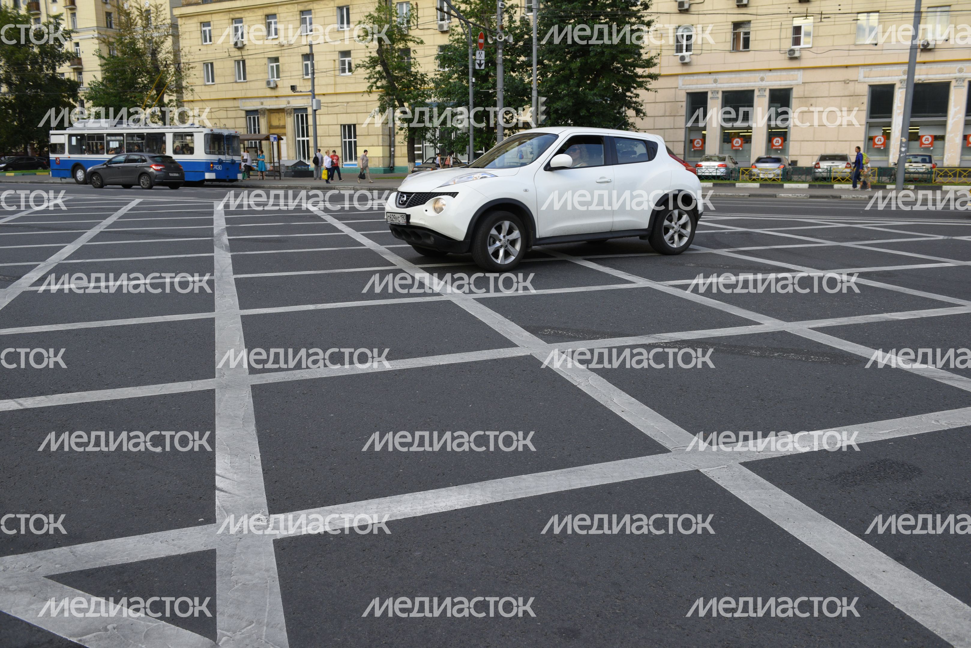 Дорожная разметка «вафельница» в Москве