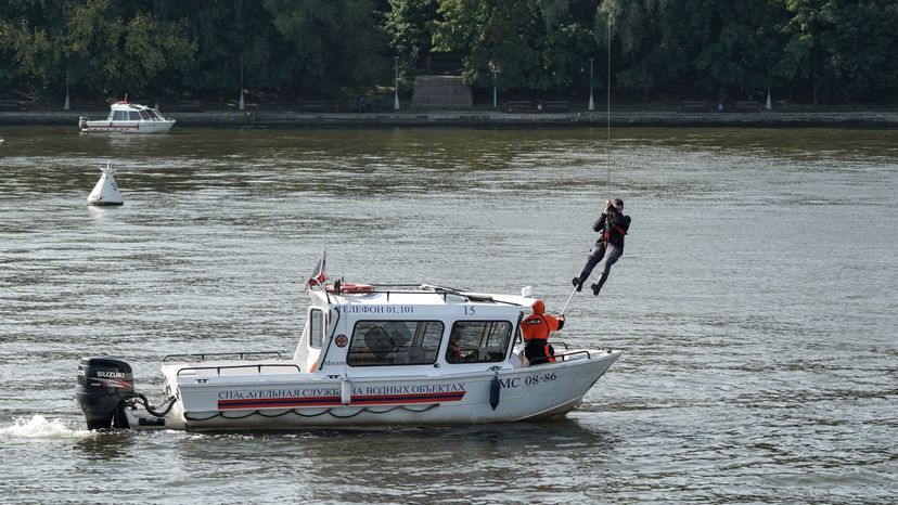 Учения спасателей на канатной дороге на Воробьевых горах