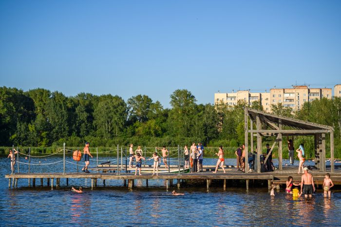 Городской пляж Солнечногорска на берегу озера Сенеж